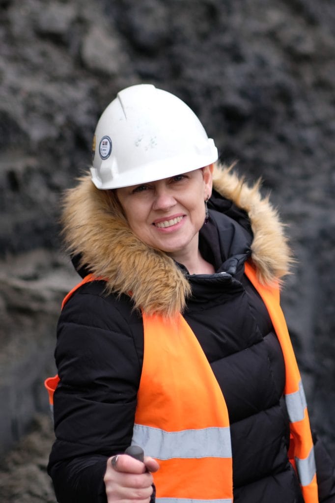 Maria Karolina Kocińska. Archeolog na tle stanowiska archeologicznego.