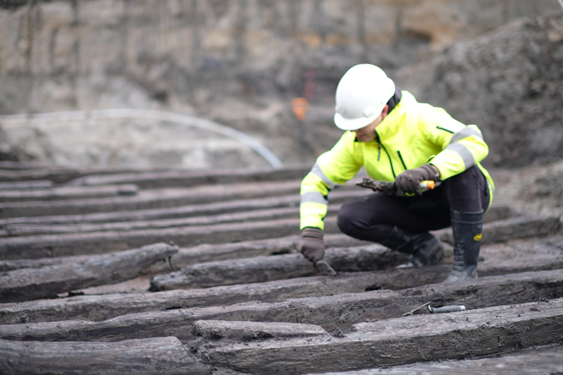Badania i usługi archeologiczne, archeologia. Archeolog podczas pracy.