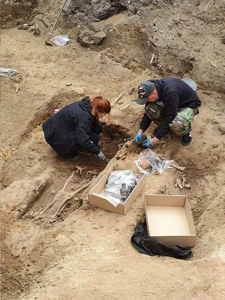 Archeolodzy CRA Baltica dokumentują i zabezpieczają znalezisko podczas nadzoru archeologicznego — eksploracja warstwy ze szczątkami