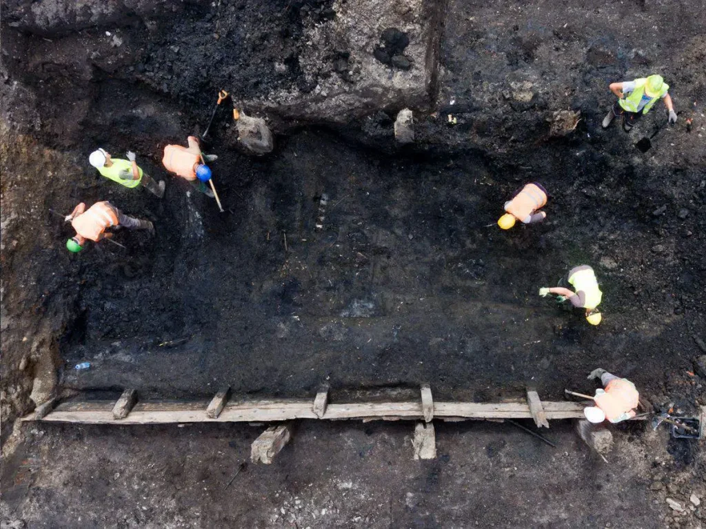 Nadzór archeologiczny w Gdańsku — widok z drona zespołu CRA Baltica podczas prac z odsłoniętymi drewnianymi konstrukcjami