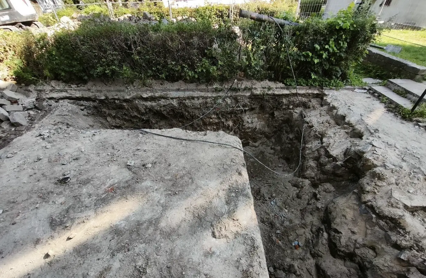 Wykop archeologiczny wzdłuż muru fundamentowego Ratusza Staromiejskiego w Malborku, widoczny profil nawarstwień