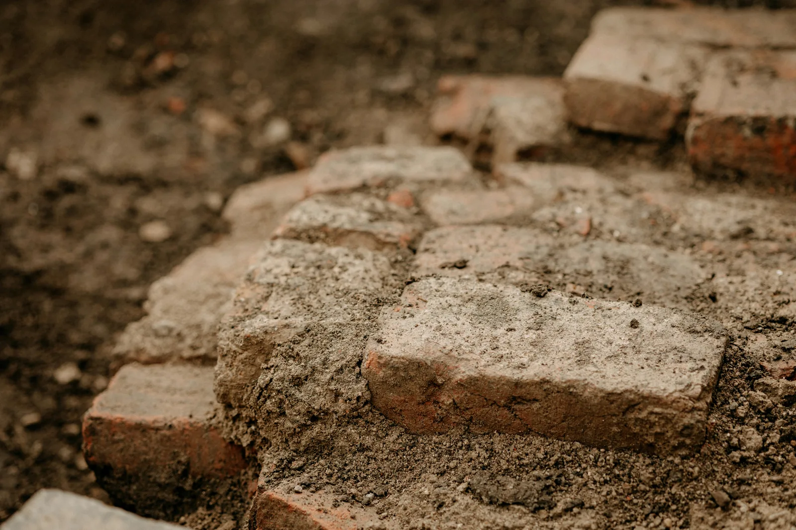 Odsłonięta w wykopie ceglana konstrukcja, zabytek wymagający dokumentacji podczas nadzoru archeologicznego